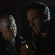 (L-R): Damon Herriman as Brucie and Tom Hardy as Danny in director Jeff Nichols' THE BIKERIDERS. Credit: Courtesy of Focus Features. © 2023 Focus Features. All Rights Reserved.