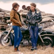 (L to R) Jodie Comer as Kathy and Austin Butler as Benny in director Jeff Nichols' THE BIKERIDERS, a Focus Features release. Credit: Kyle Kaplan/Focus Features. © 2024 Focus Features. All Rights Reserved.